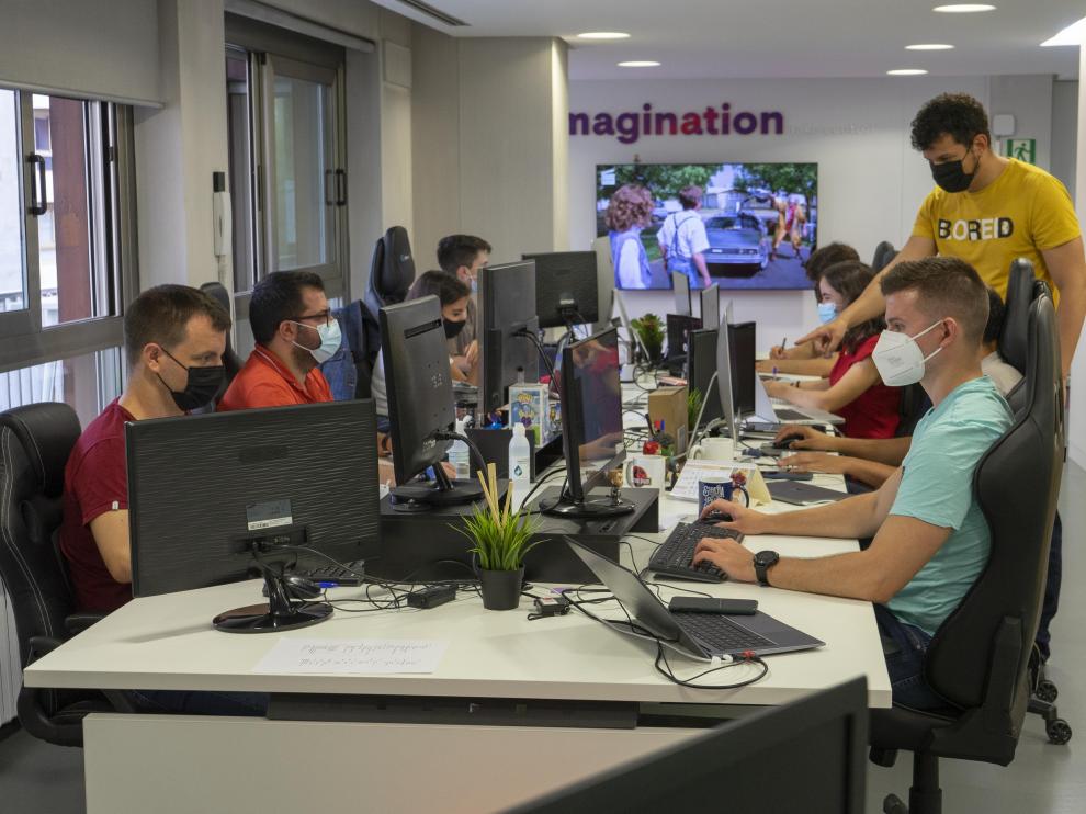 Equipo de Imascono en su oficina de Zaragoza.