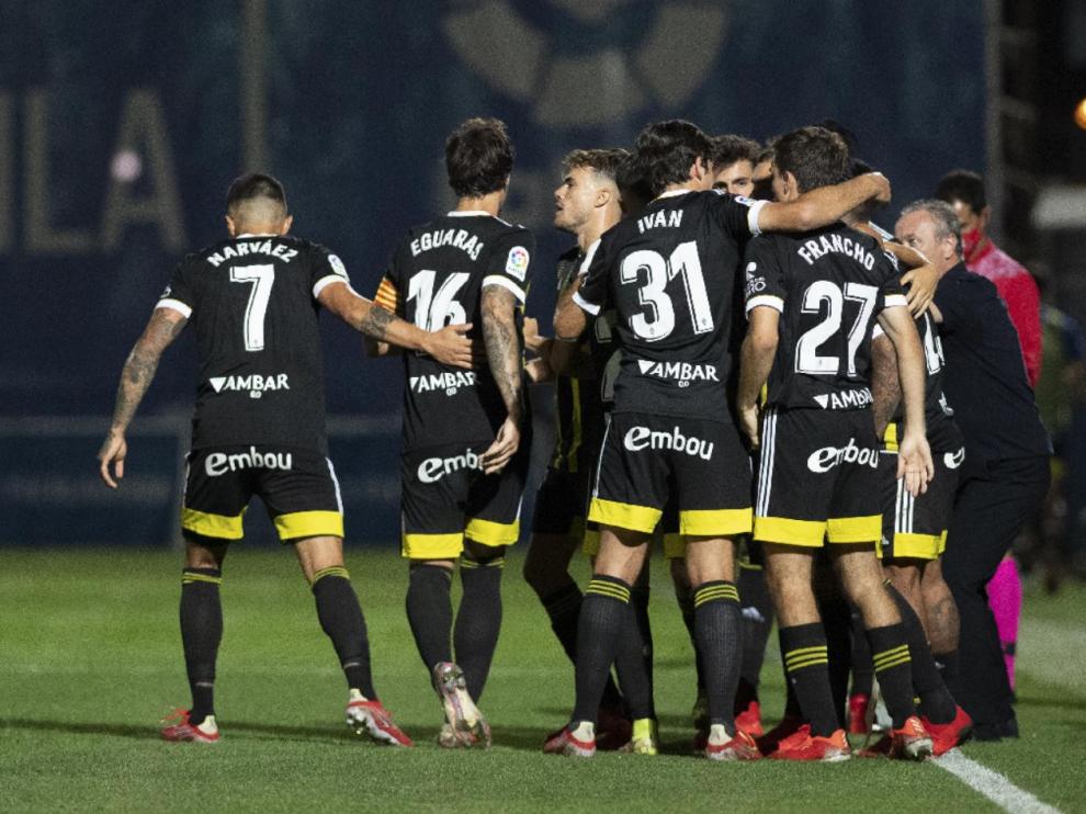 Los jugadores del Real Zaragoza celebran el 1-1 logrado de penalti por Vada en el minuto 71 en el campo del Fuenlabrada.