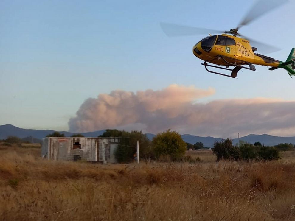 Helicóptero que participa en la extinción del fuego en Sierra Bermeja