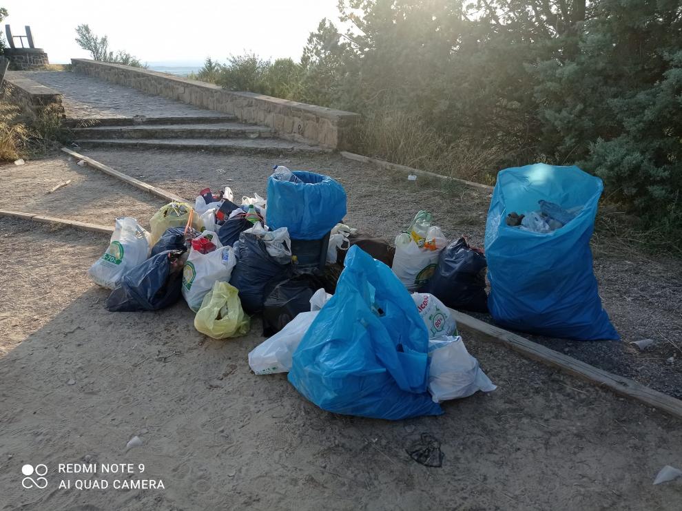 Restos de un botellón en el Cabezo del Cuervo, un paraje de Alcañiz muy visitado por los turistas.