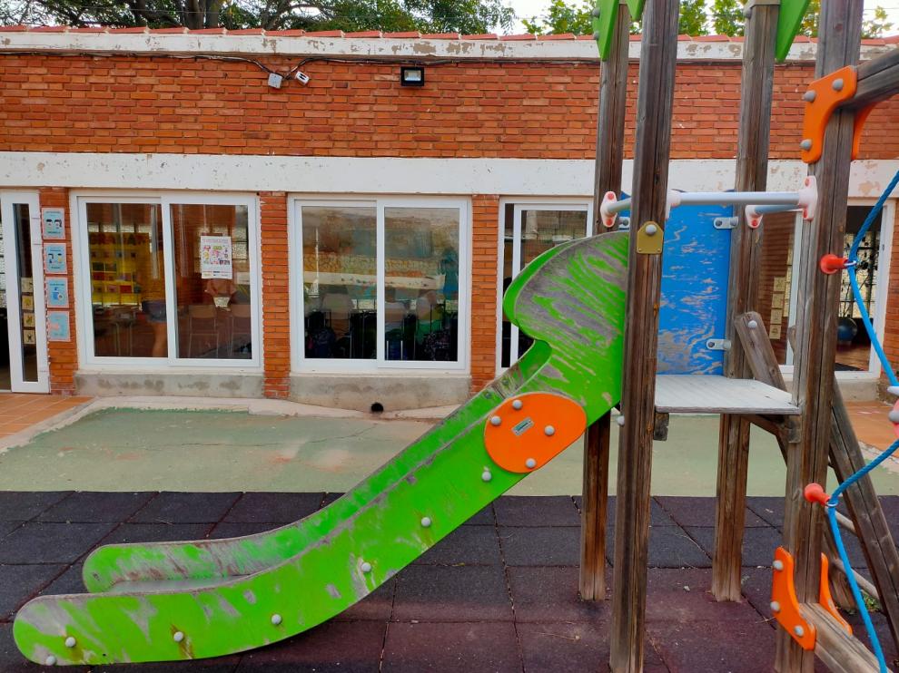 Los niños de 5º y 6º de Primaria dando clase en el poche en Paniza