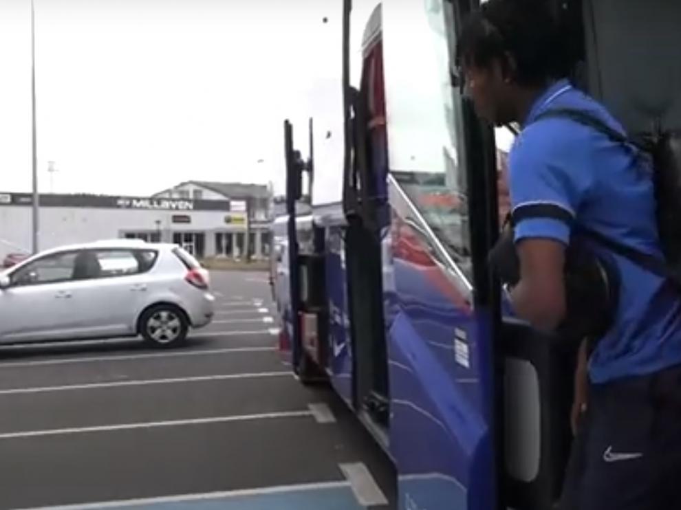 Nwakali baja del autobús de la SD Huesca, ya en Lugo.