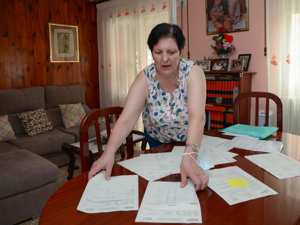 María Ruiz muestra en su casa la abundante documentación sanitaria que guarda.