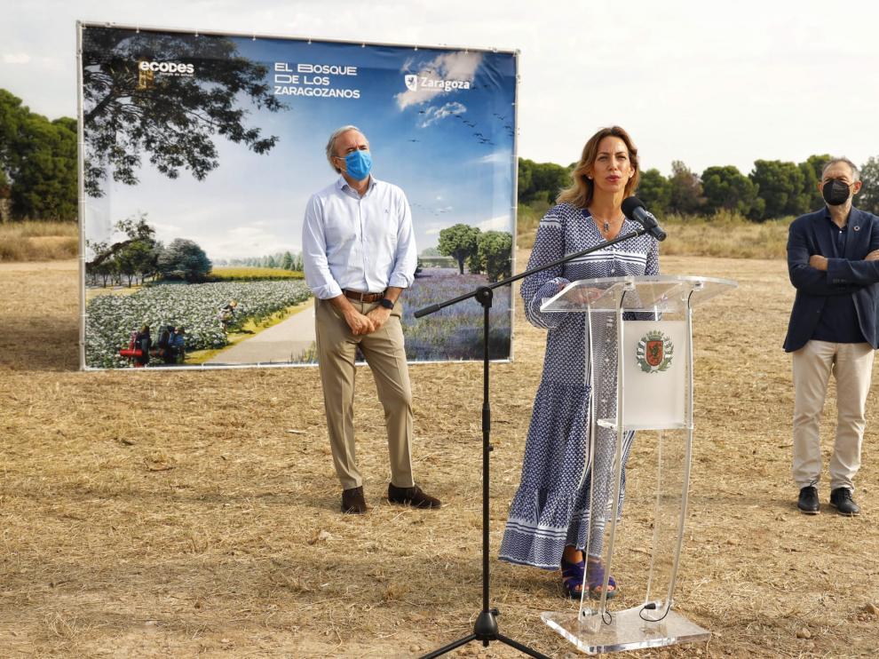 La edil Natalia Chueca, junto al alcalde, Jorge Azcón -izda.- y el director de Ecodes, Víctor Viñuales