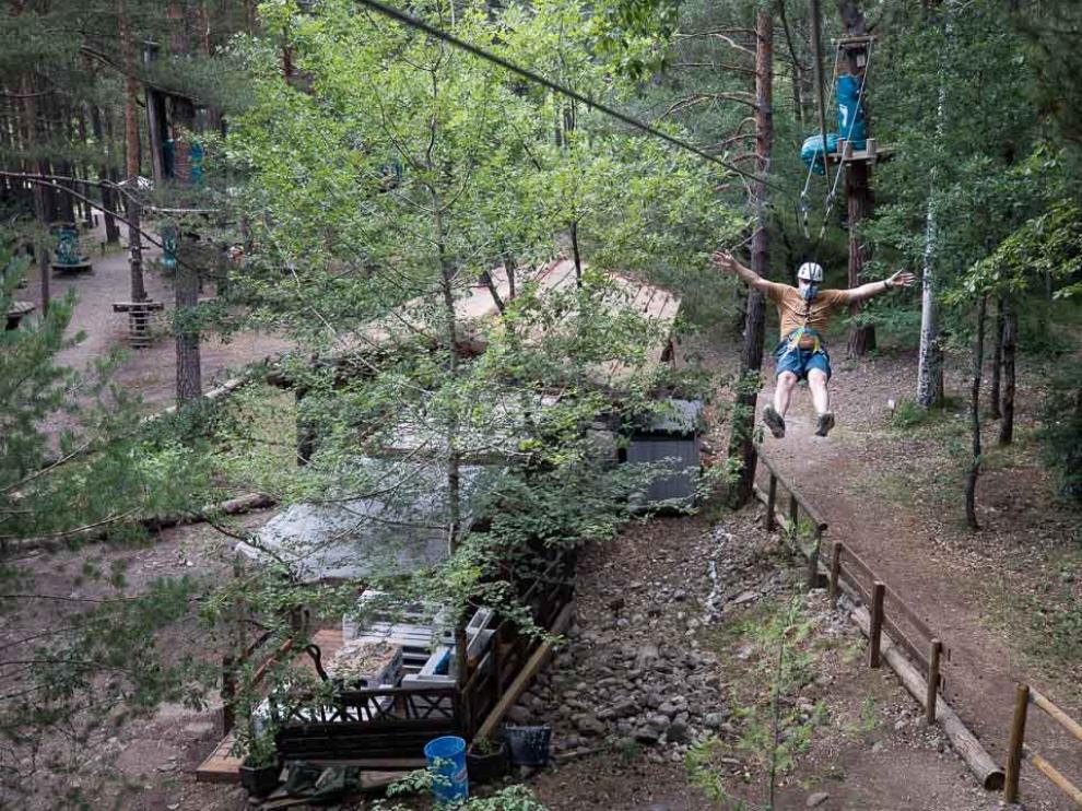 Parque de arbolismo Biescas Aventura a las afueras de la localidad.