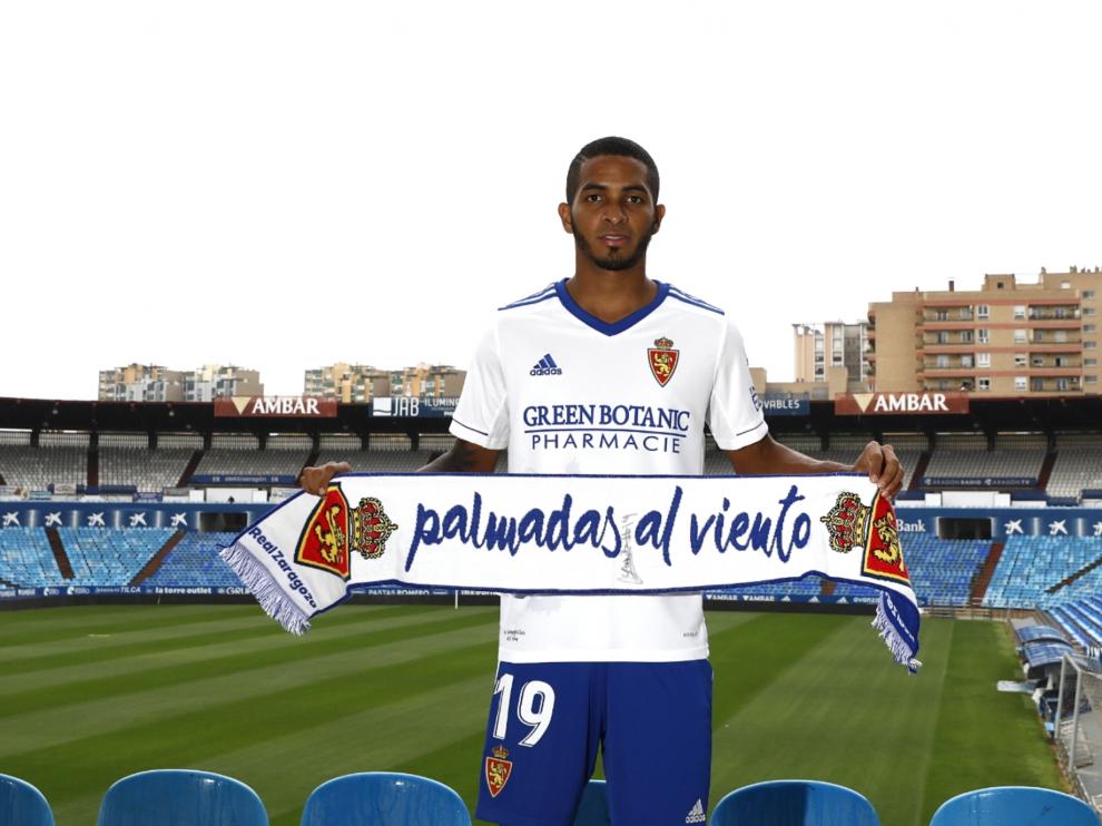 César Yanis, en su presentación como nuevo jugador del Real Zaragoza en La Romareda.