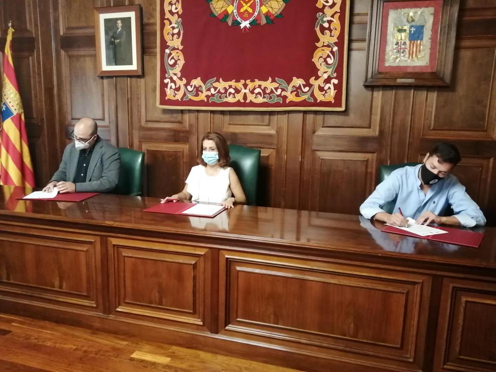 De izquierda a derecha, Ricardo Mosteo, Emma Buj y Javier Domingo, durante la firma del convenio.
