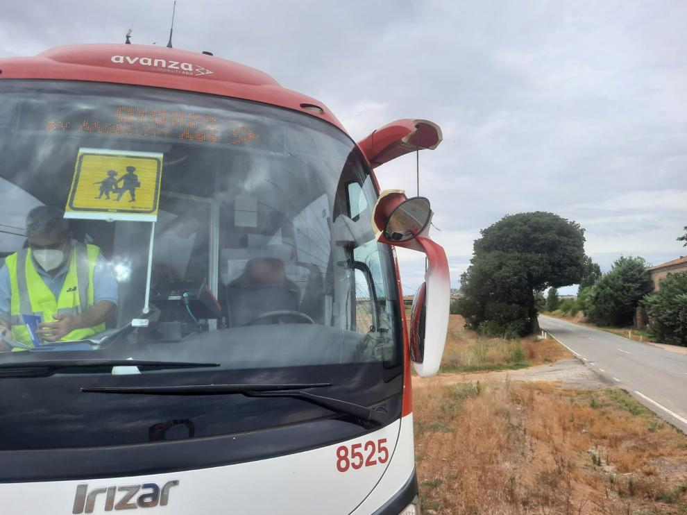 Incidente entre un autobús escolar y un camión en la estrecha carretera de Peralta