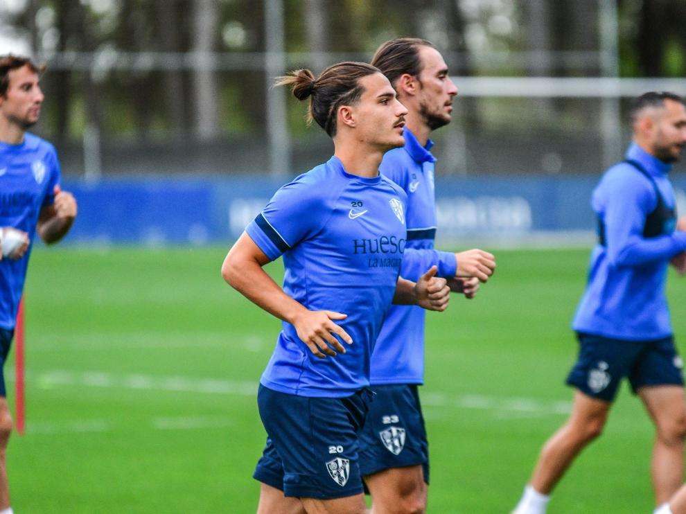 Seoane corre junto a Miquel durante el entrenamiento vespertino de este martes.