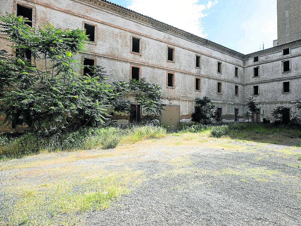 Vista de uno de los patios del antiguo cuartel de Pontoneros en Zaragoza