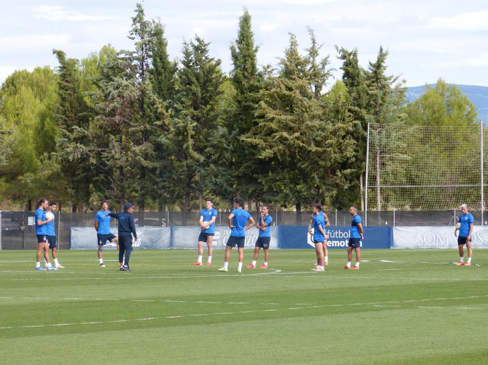Ambriz, reunido este miércoles con los diez jugadores de campo que fueron titulares ante el Lugo.