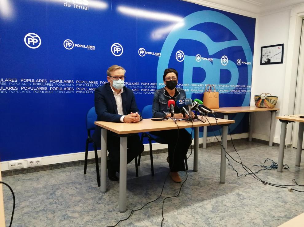 Joaquín Juste y Ana Marín en la rueda de prensa ofrecida esta mañana, donde han analizado la situación de la sanidad en Teruel.