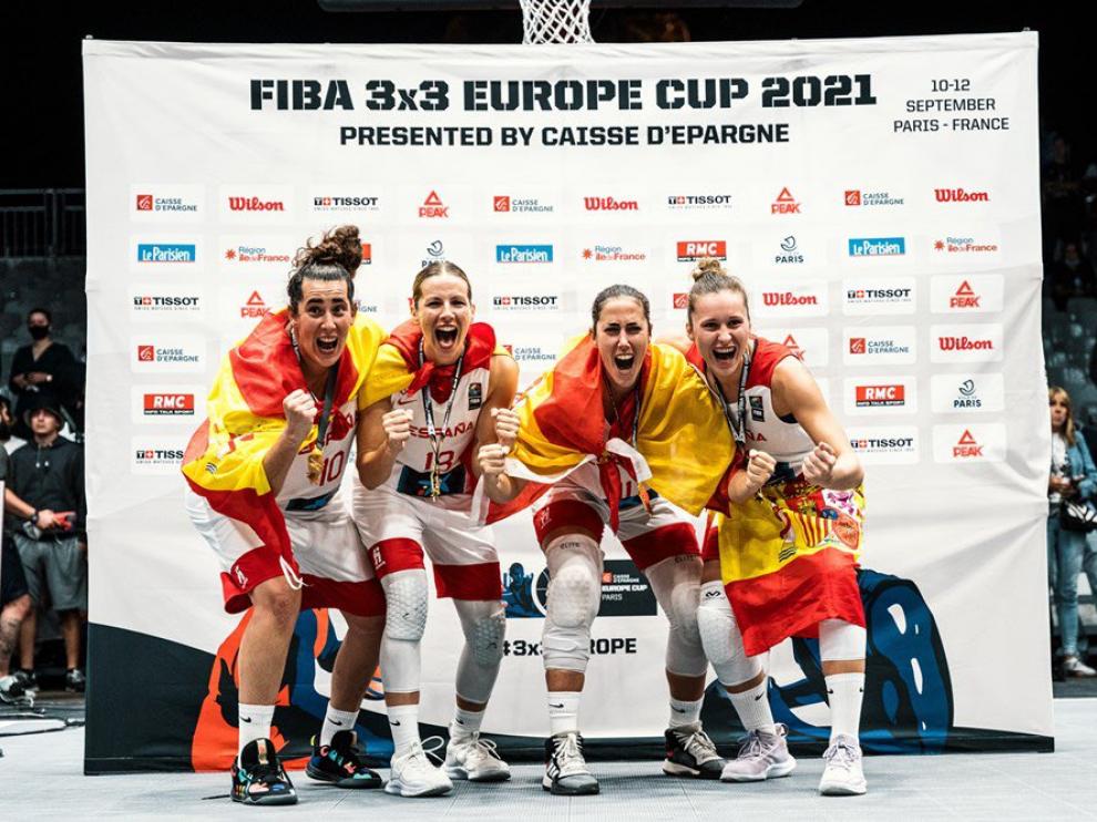 La selección de baloncesto 3x3, con la jugadora del Casademont Zaragoza Vega Gimeno (segunda por la derecha), flamante campeona de Europa