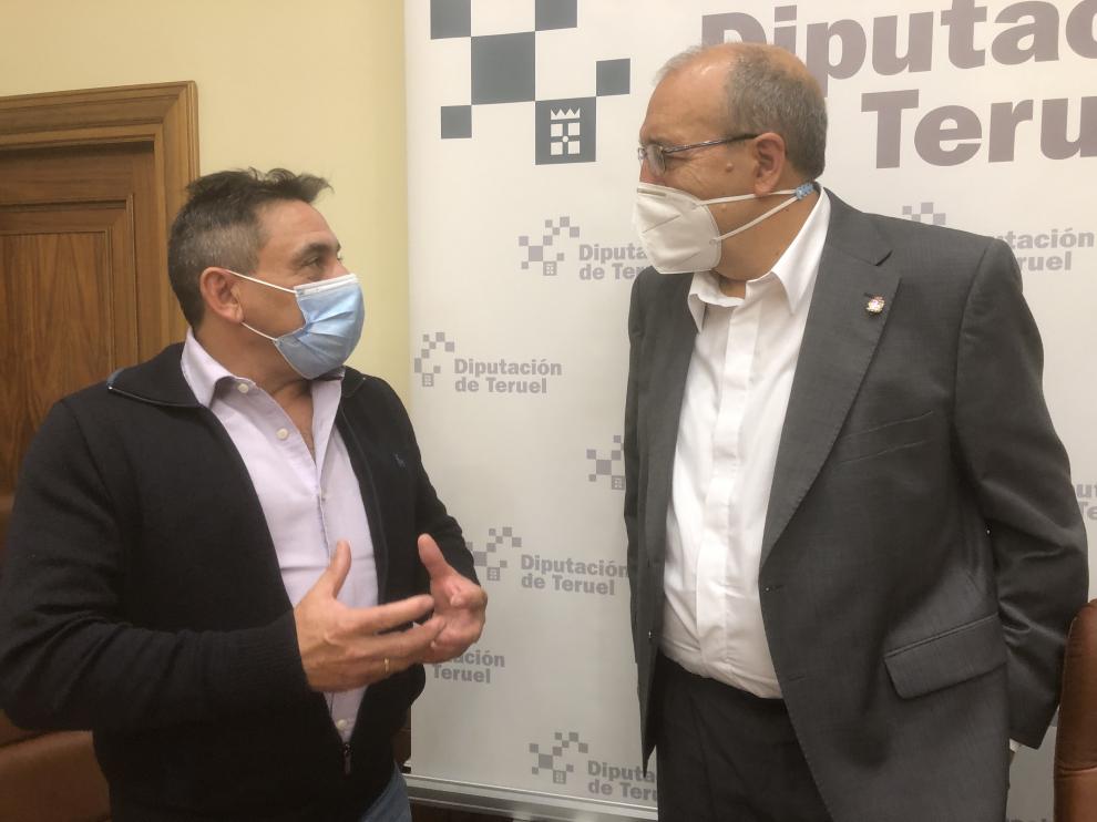 El presidente de la DPT, Manuel Rando, a la derecha, junto con el diputado de Cooperación Local, Alfonso Pérez.