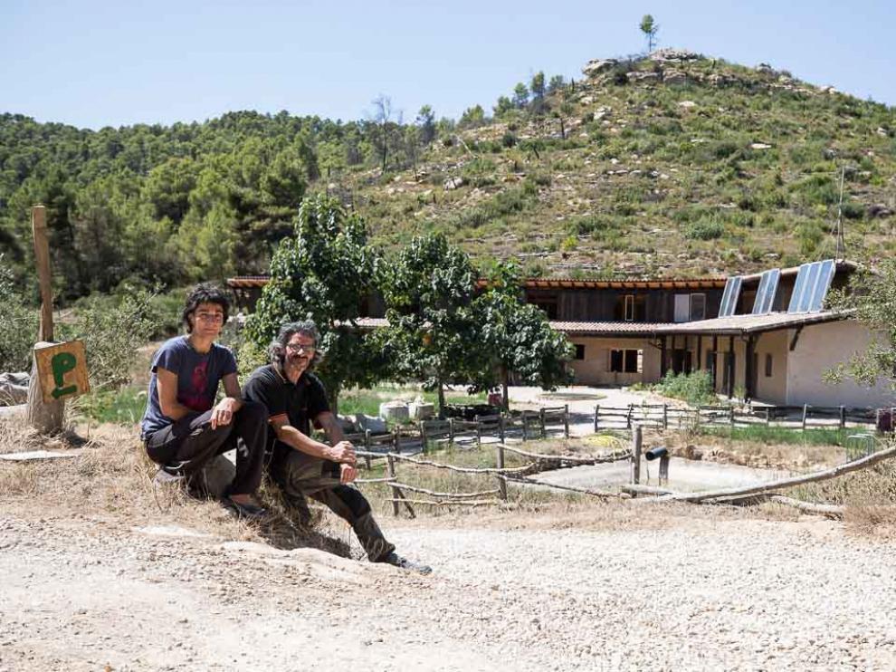 Marta y Xavi, en el acceso del remozado Mas de la Llum, a las afueras de Arens de Lledó