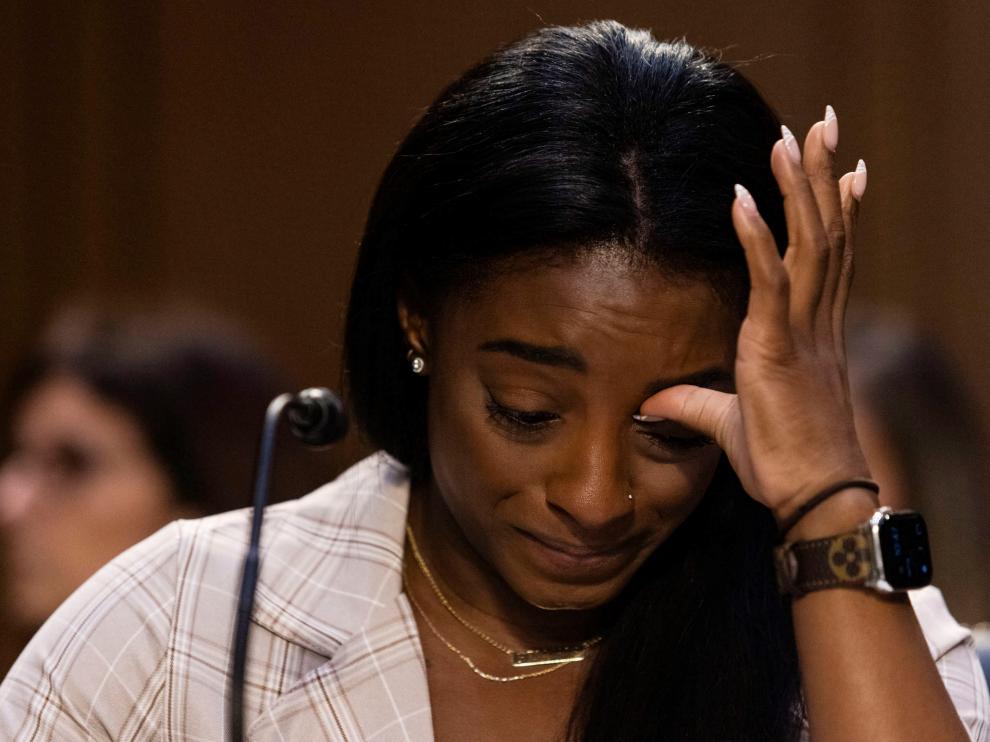 Simone Biles, emocionada durante su comparecencia en el Senado de EE. UU.