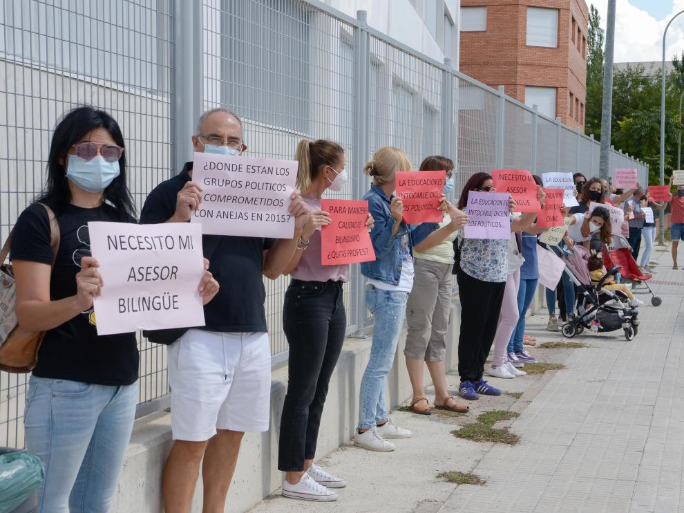 Los padres de los alumnos han rodeado el centro escolar mostrando pancartas reivindicativas.