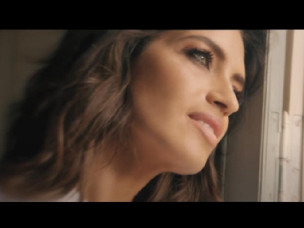 Una imagen de la periodista en el videoclip de la banda Tu Otra Bonita.