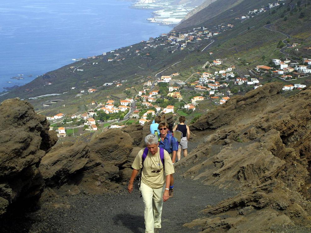 Varias personas suben al mirador de Cumbre Vieja, una zona al sur de la isla que podría verse afectada por una posible erupción volcánica.