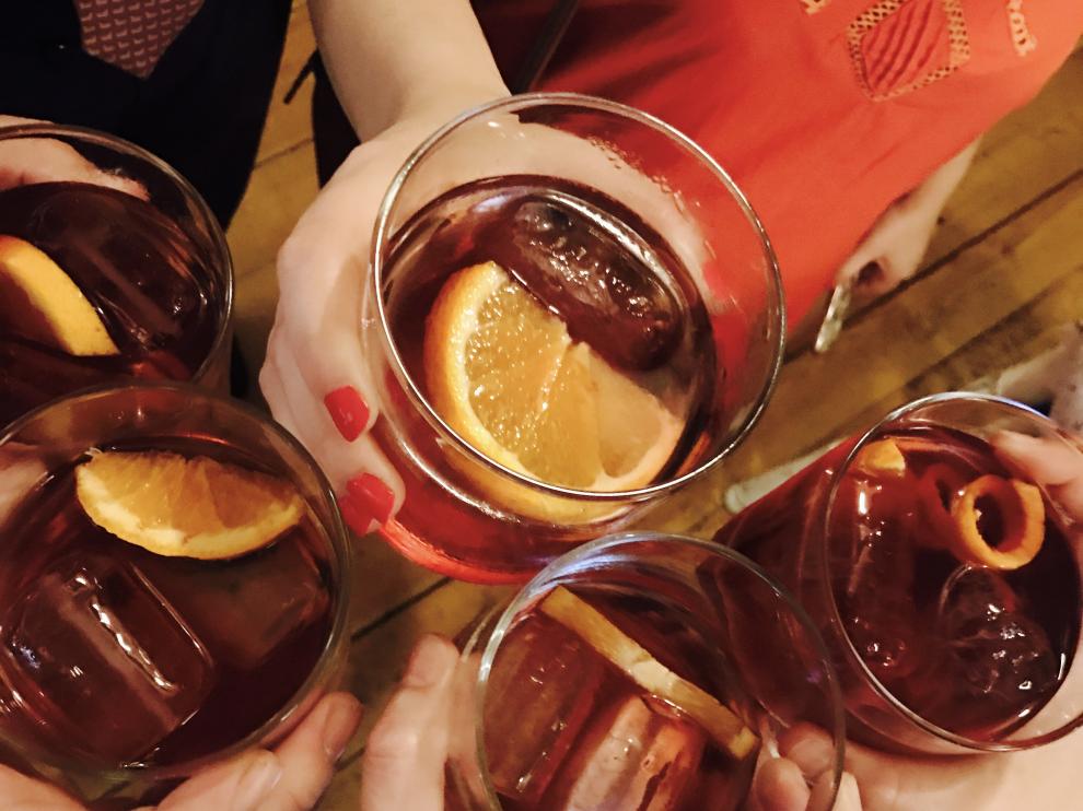 Varios cócteles preparados en Zaragoza en el marco de la Negroni Week.