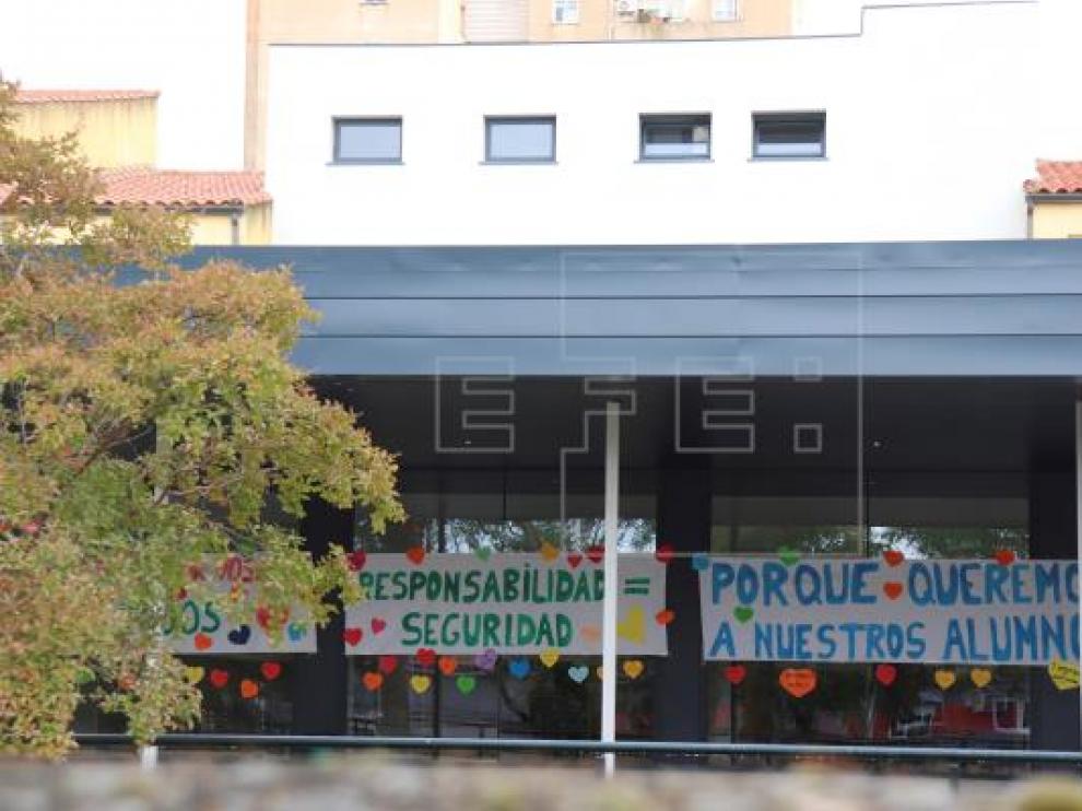 Vista general del CEIP Alba Plata de Cáceres, cuyos profesores han decidido por unanimidad que no impartirán clase en un aula aparte a dos hermanas cuya familia se niega a que usen mascarilla en el centro.