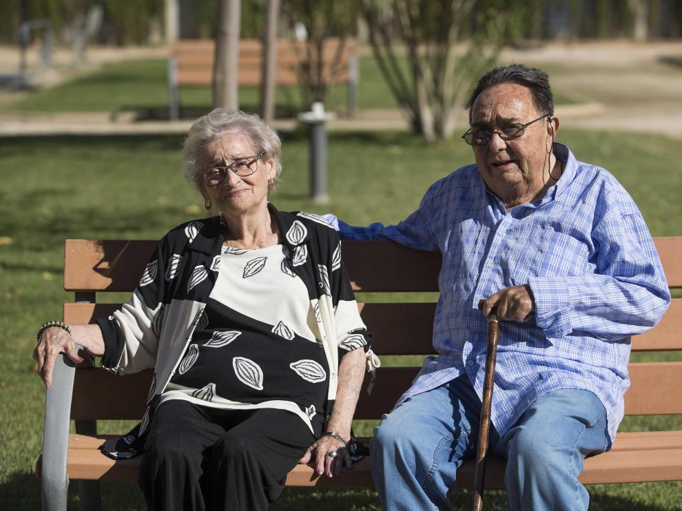 Pilar Gómez y Manuel Martín, este jueves, en el jardín de la residencia Santa Bárbara.