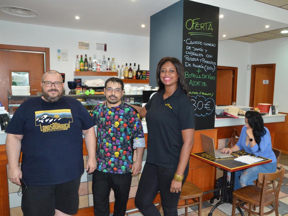 Rafael Pérez, Luis Miguel Pontes y Manuela Soares en la tasca La Maldita.