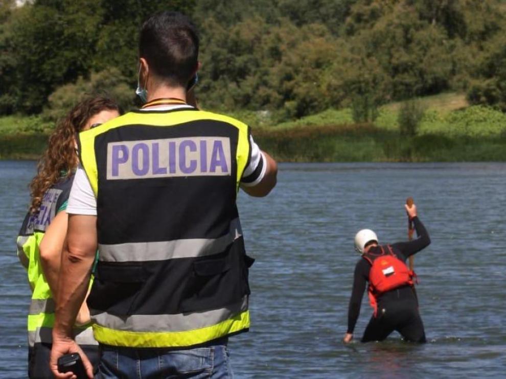 Trabajos de búsqueda de un desaparecido en el entorno del Ebro.