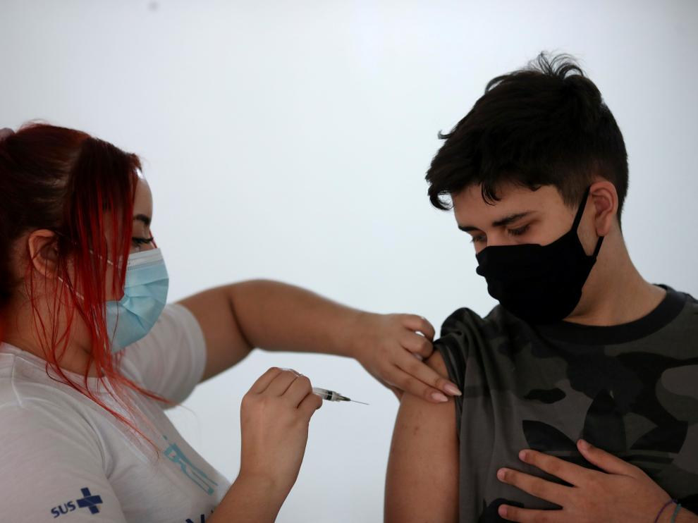 COVID-19 vaccination day for 14-year-old boys in Rio de Janeiro