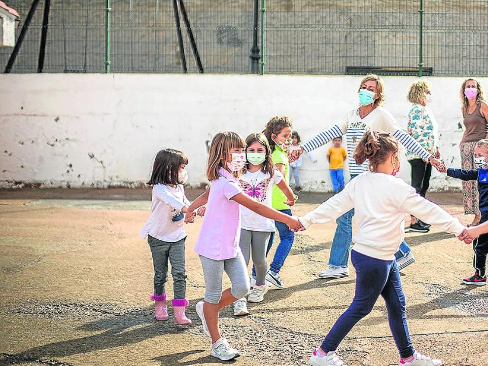Varios escolares del colegio de Maluenda juegan en el patio.