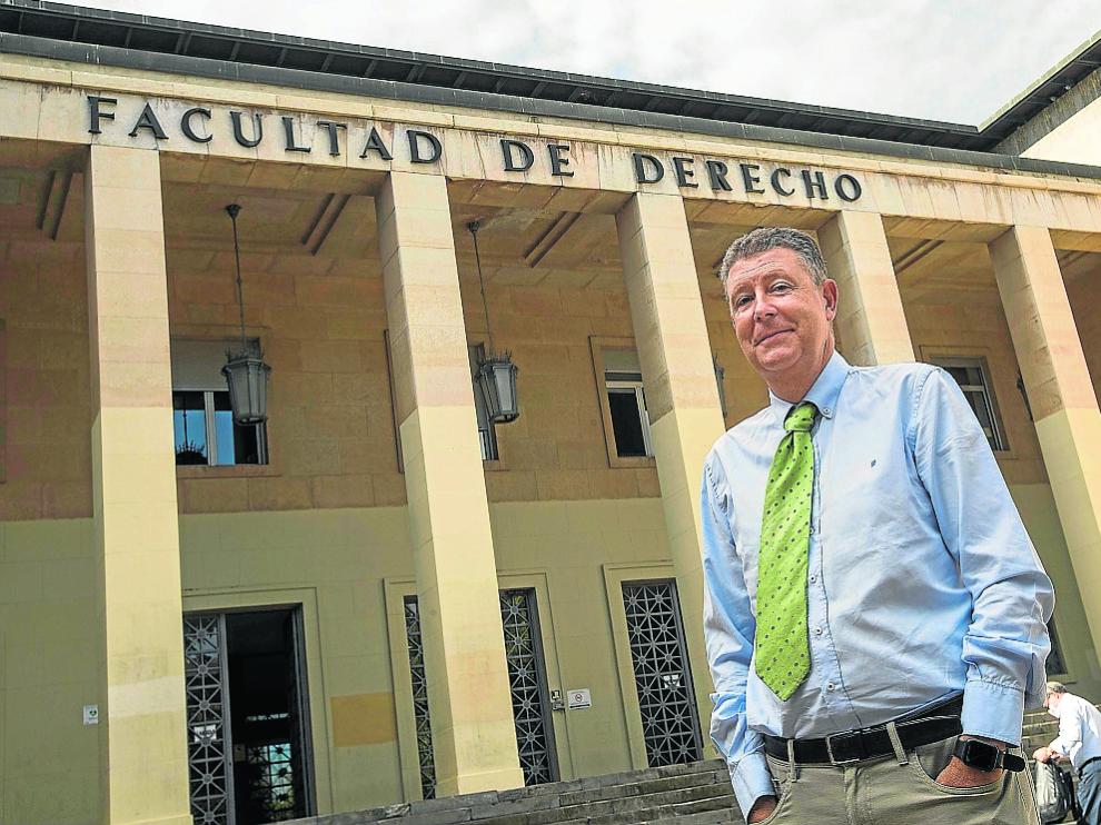 José María Gimeno Feliú, en la puerta de la Facultad de Derecho.