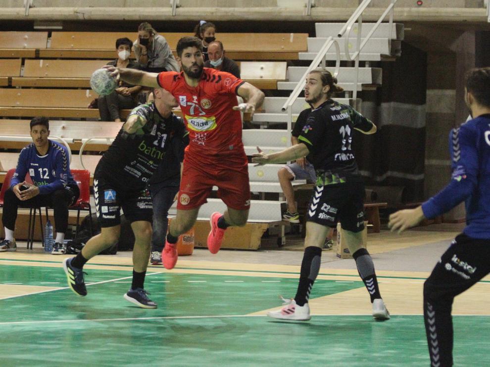 Joao Pinto, del Bada Huesca, realiza un lanzamiento ante el Torrelavega.