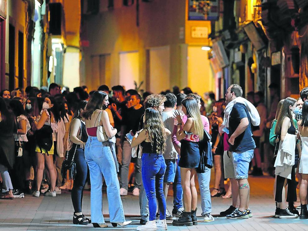 La calle del Temple, una de las zonas de bares del Casco, estuvo ayer muy concurrida.