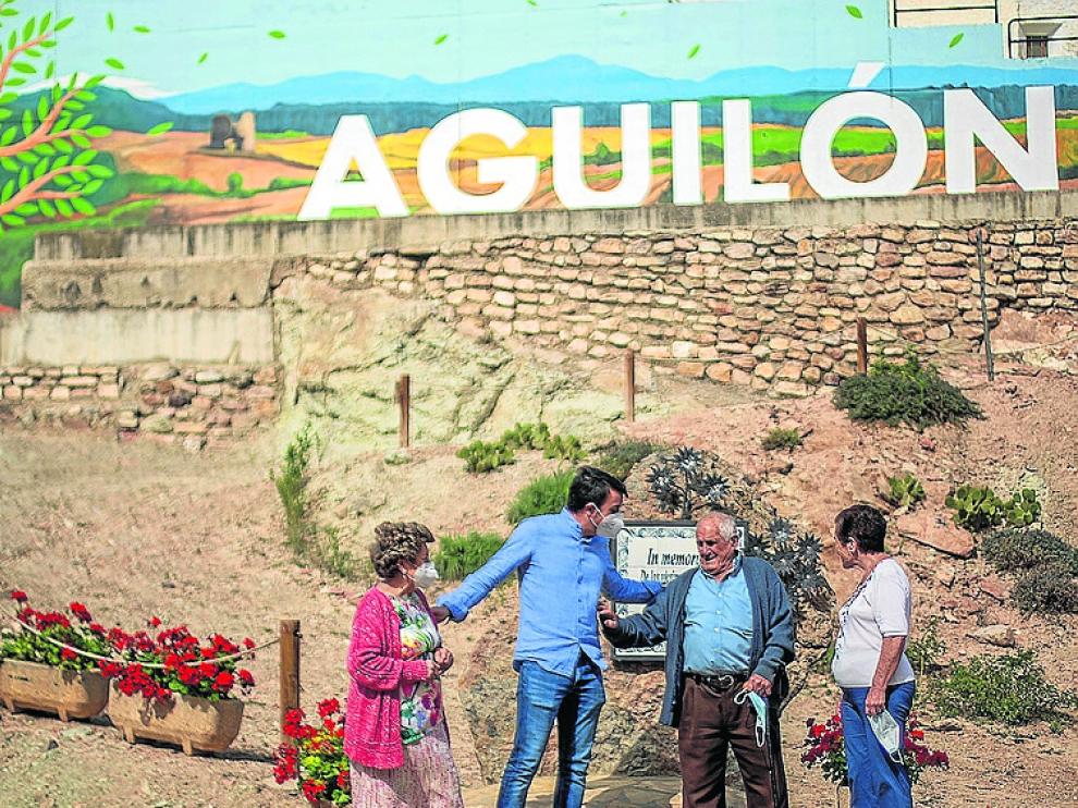 María Ramón, el alcalde David Dionis, Andrés Prat y Francisca Oliván, en la nueva plaza del Centenario, ayer.