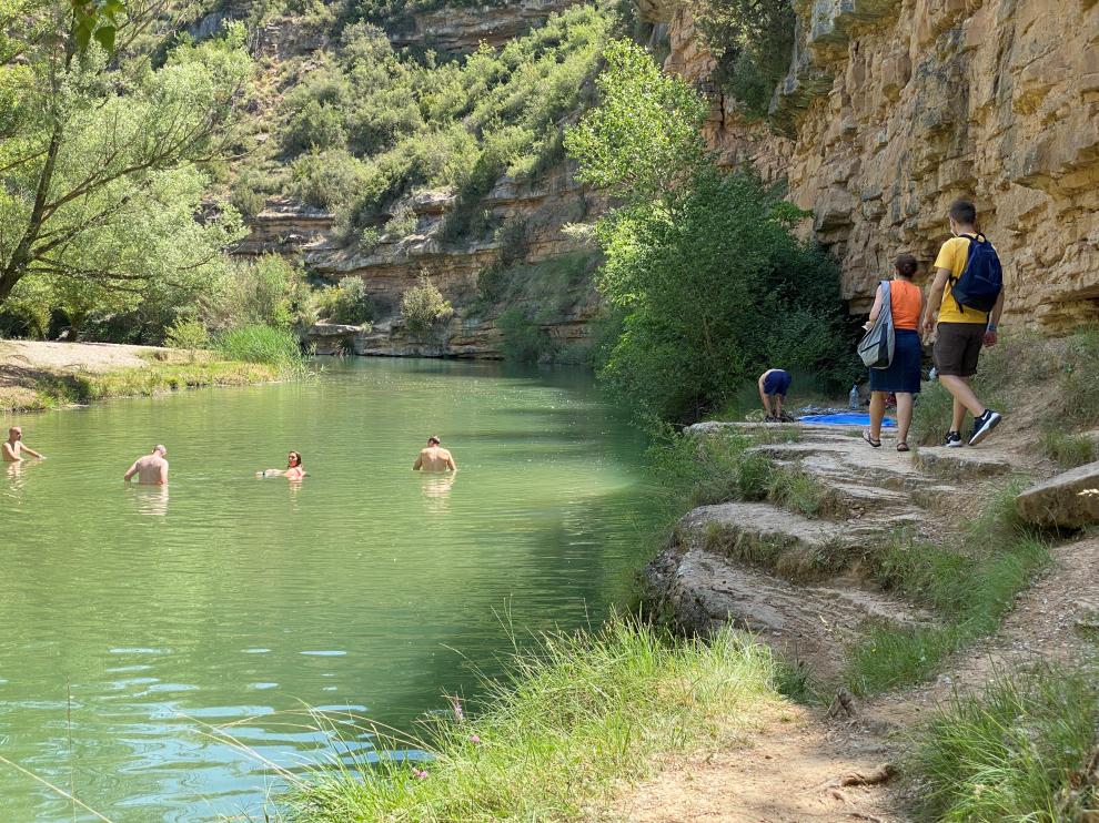 Bañistas en el Salto de Bierge este verano.