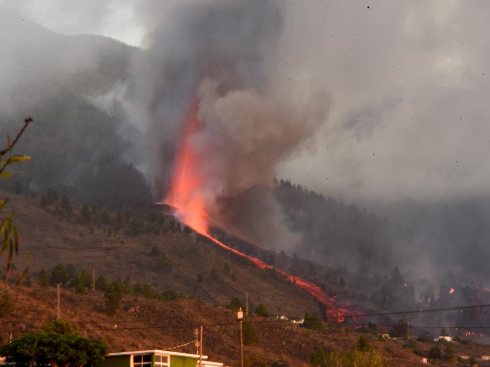 El volcán tiene siete bocas eruptivas y la lava no avanza de forma rápida