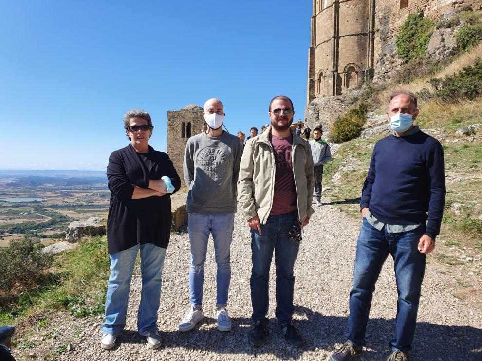 Marisancho Menjón junto a junto a los desarrolladores técnicos de la app y el director de la Cátedra Gonzalo Borrás.