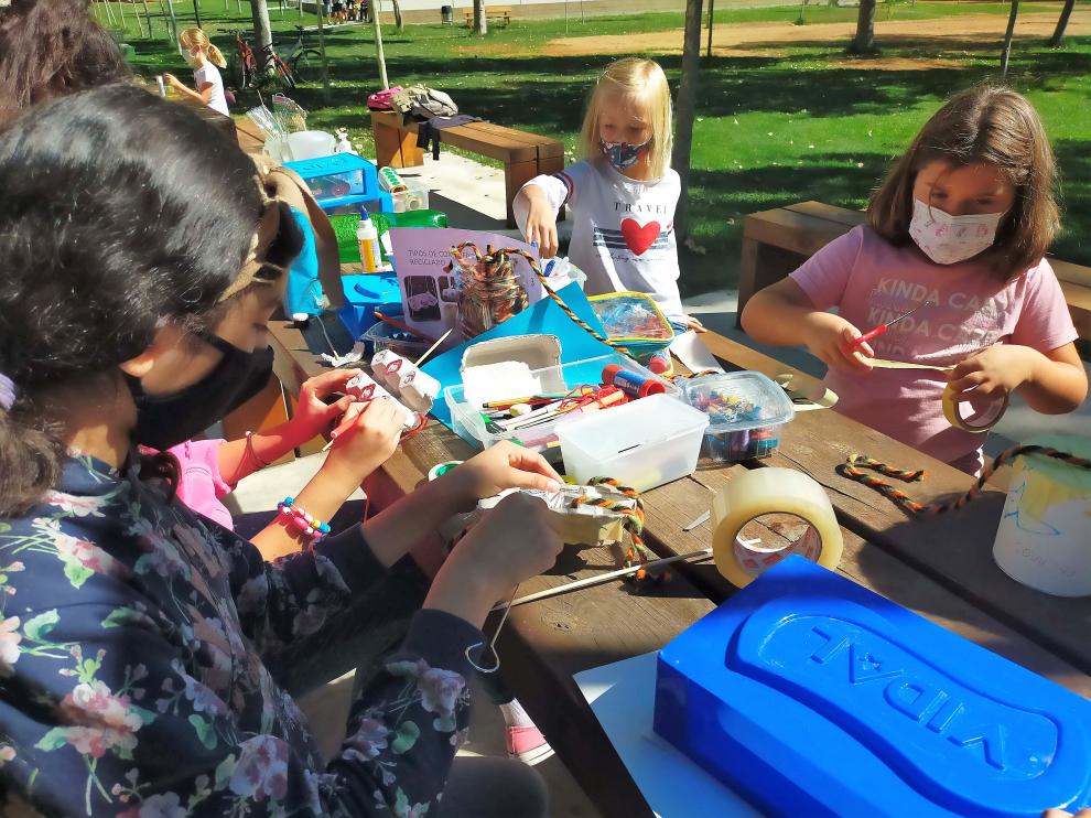Participantes en el taller infantil de construcción de comederos de aves en San Esteban de Litera.