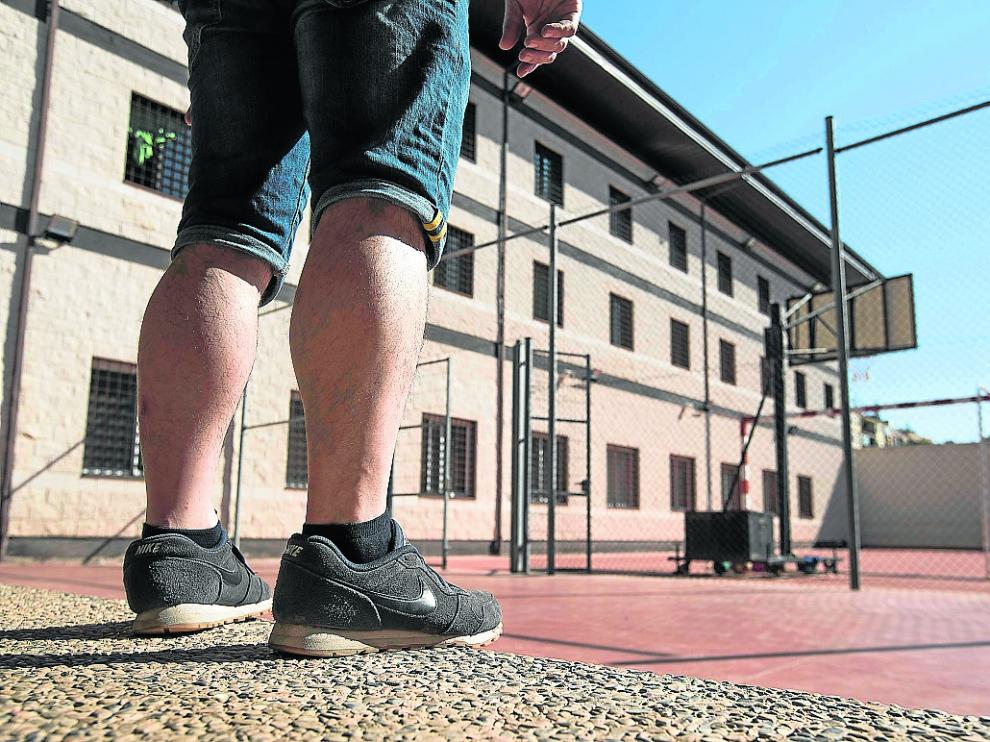 Un preso de tercer grado, el pasado 17 de septiembre, en el patio de deportes de Las Tres Rosas.
