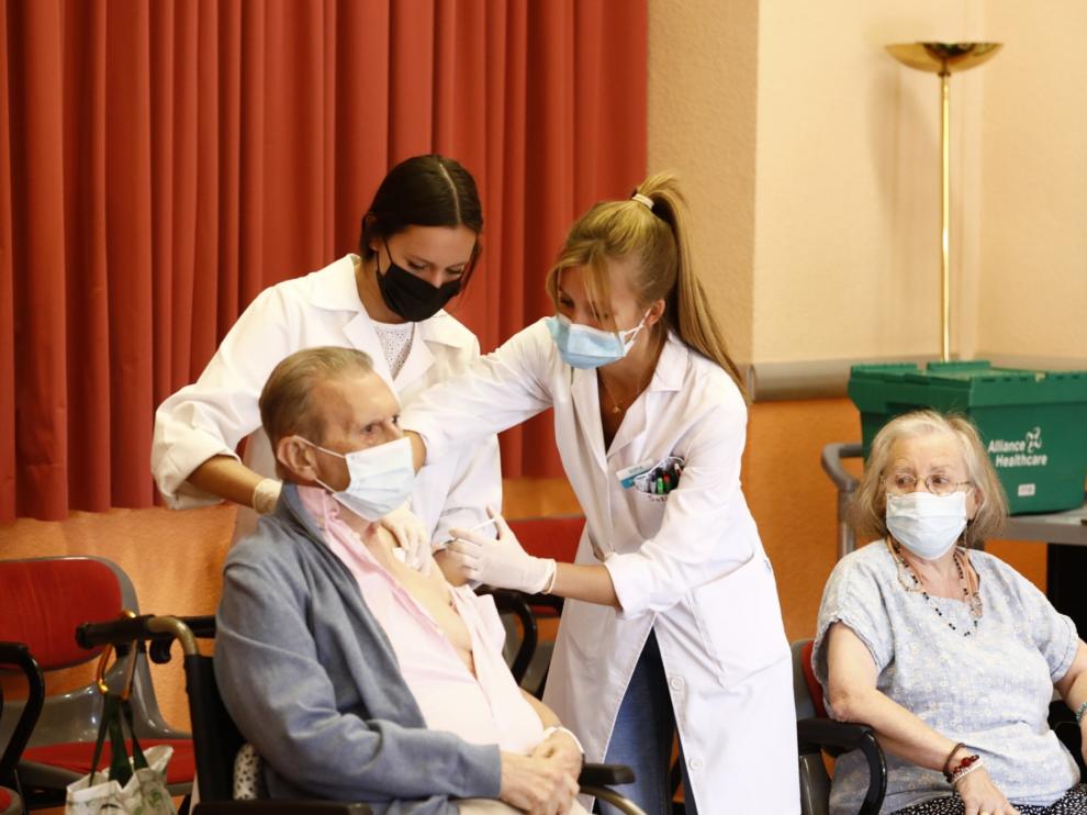 Los usuarios de la residencia Romareda reciben la tercera dosis de la vacuna contra la covid