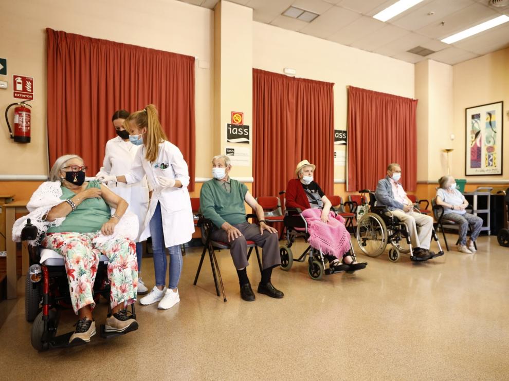 Los usuarios de la residencia Romareda reciben la tercera dosis de la vacuna contra la covid