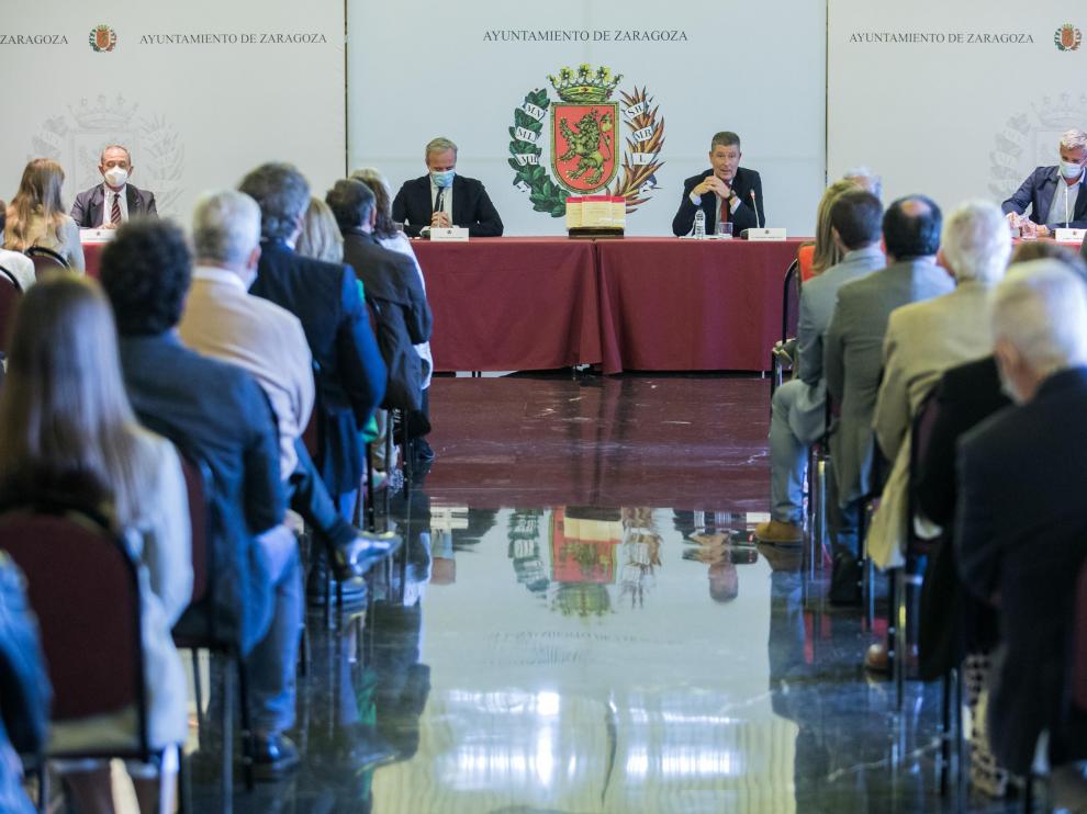 La presentación del libro de José María Gimeno Feliu llenó la sala de recepción del Ayuntamiento.