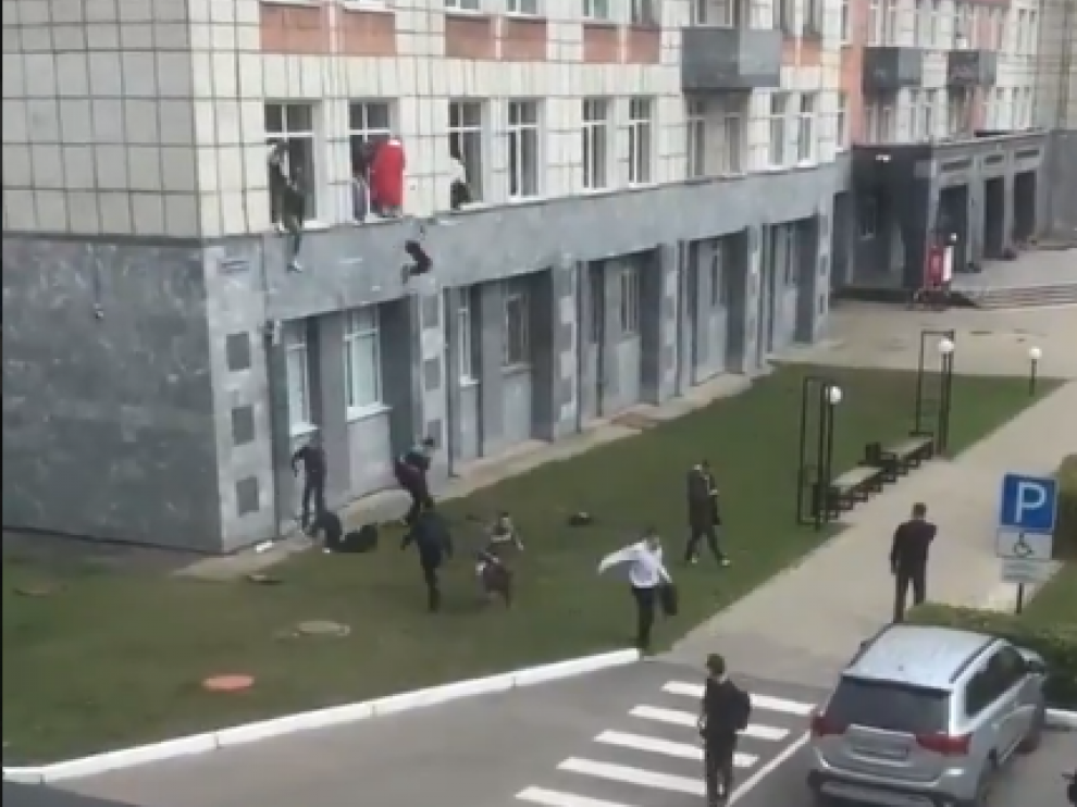 gente-saltando-por-las-ventanas-del-edificio-atacado.png