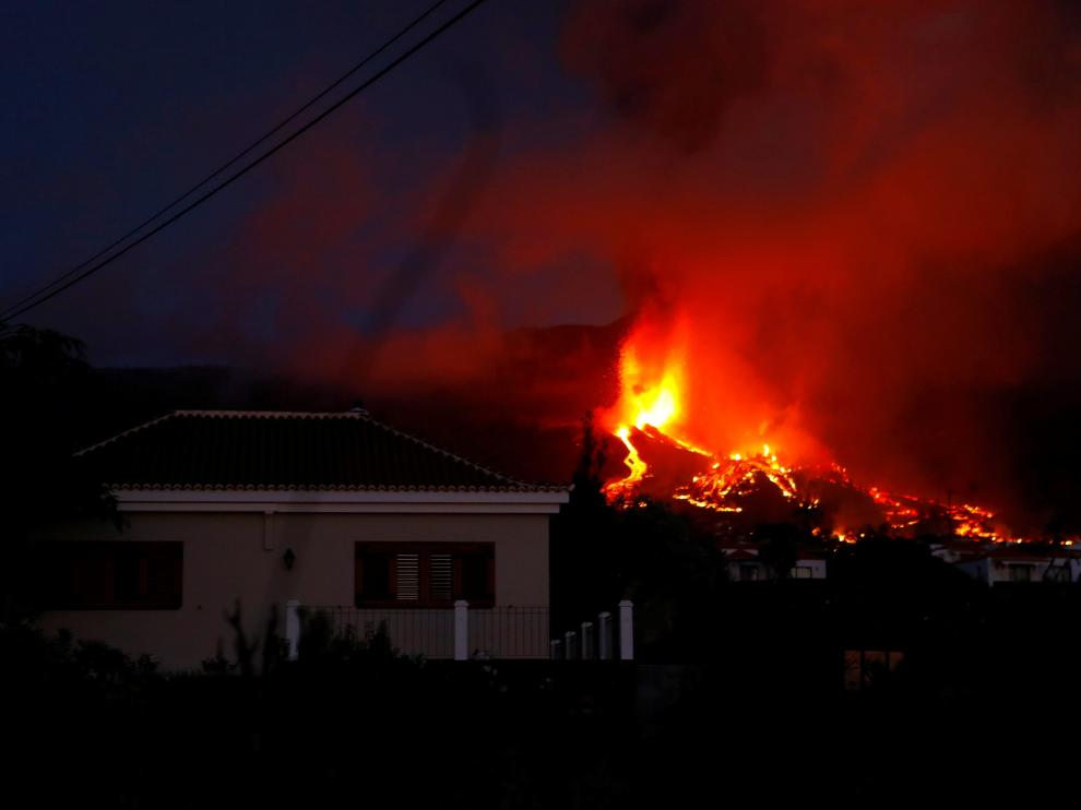 La lava acecha ya a varias casas en La Palma.