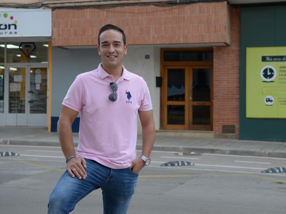 El policía nacional Luis Manuel Bernáldez, en el lugar en que ocurrió el suceso.