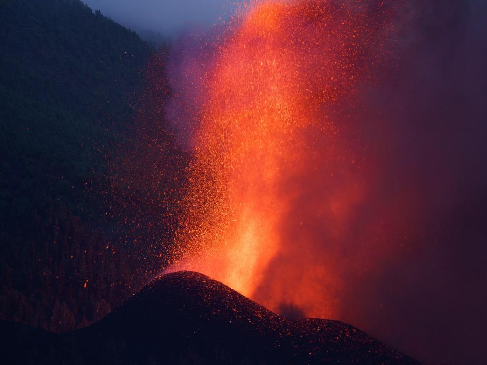 El nuevo volcán de La Palma afronta su segunda noche