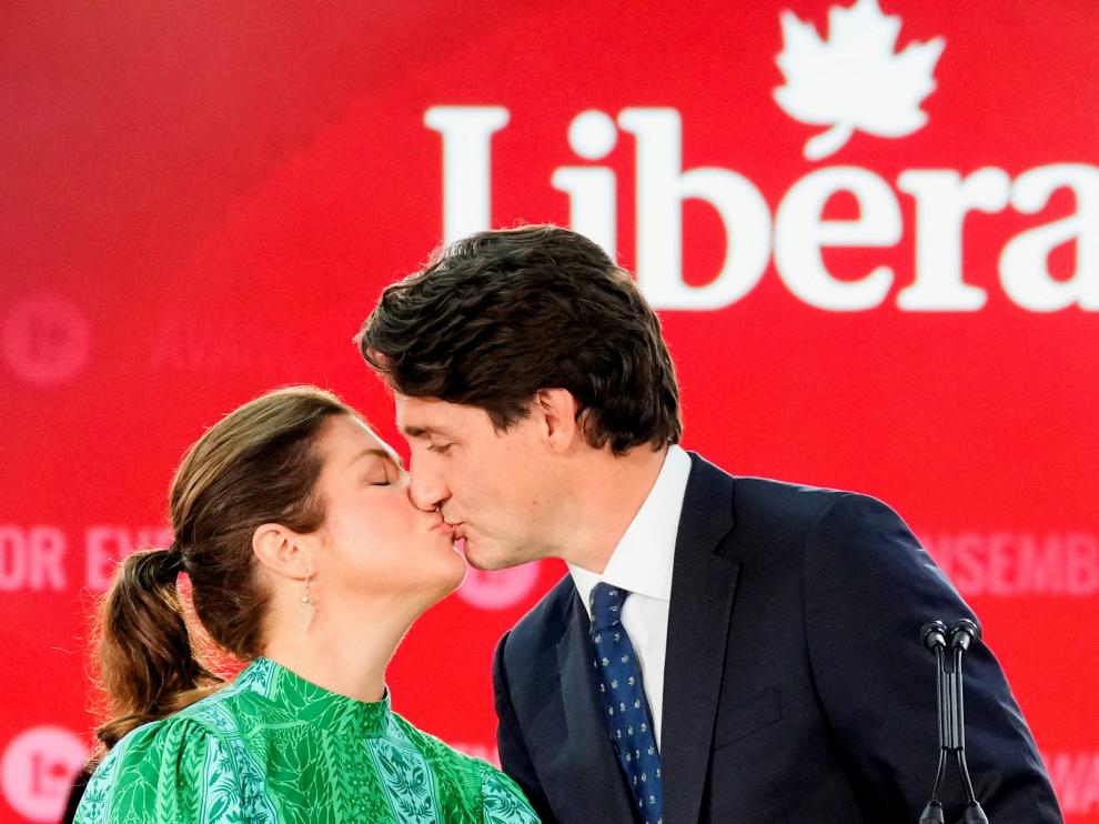 Justin Trudeau celebra su victoria junto a su mujer, Sophie.
