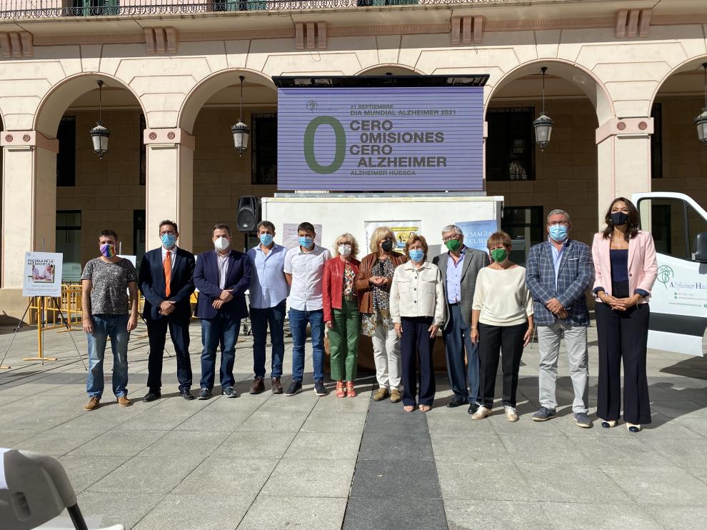 Las autoridades que han acudido al acto celebrado por el día mundial del Alzheimer en Huesca.