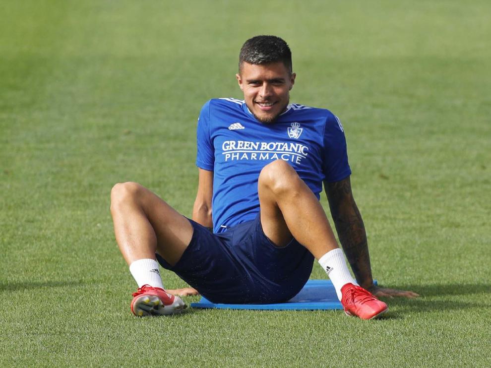 Narváez, sentado en el césped.