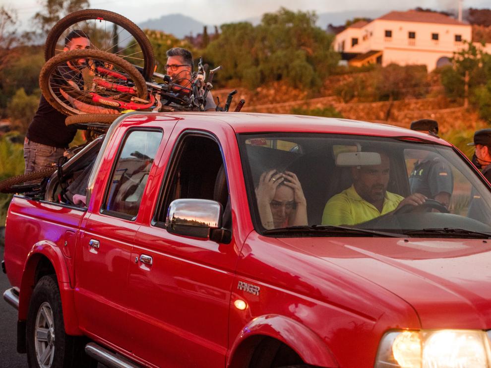 Vecinos de La Palma huyendo de la lava del volcán